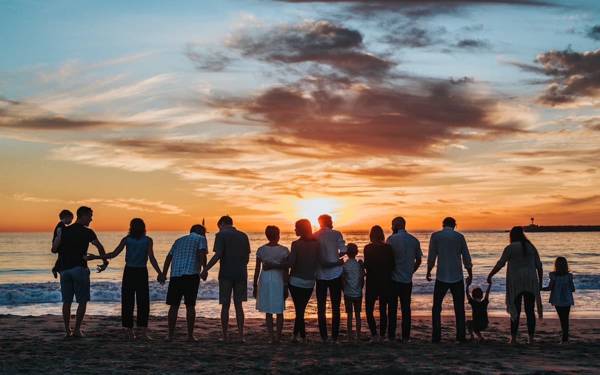 Familia reunida al atardecer