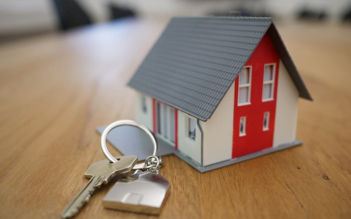 Casa en miniatura con llaves