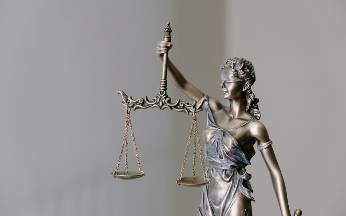 Estatua de la justicia con balanza